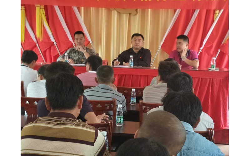 公司派出的第一书记苏毅在只文村宣讲党的十九大精神