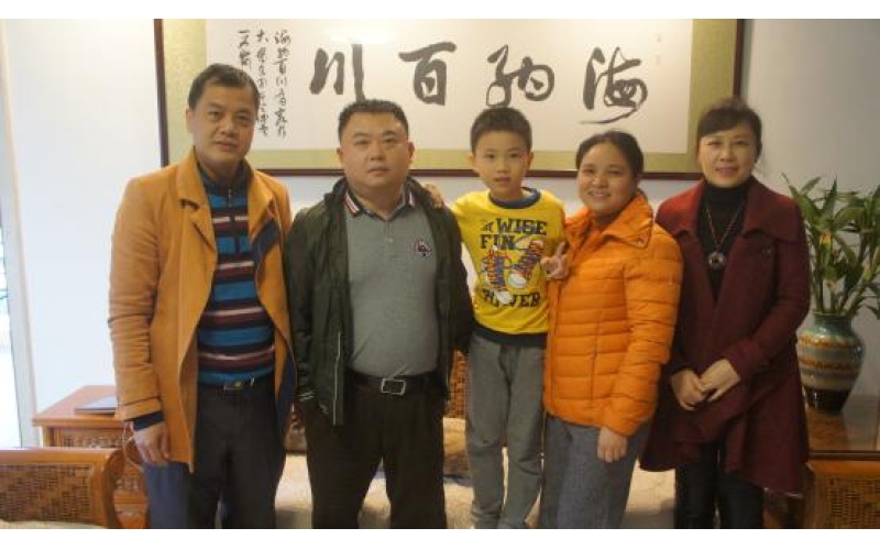 机关服务总公司春节前慰问联手扶贫点“第一书记”苏毅及家属
